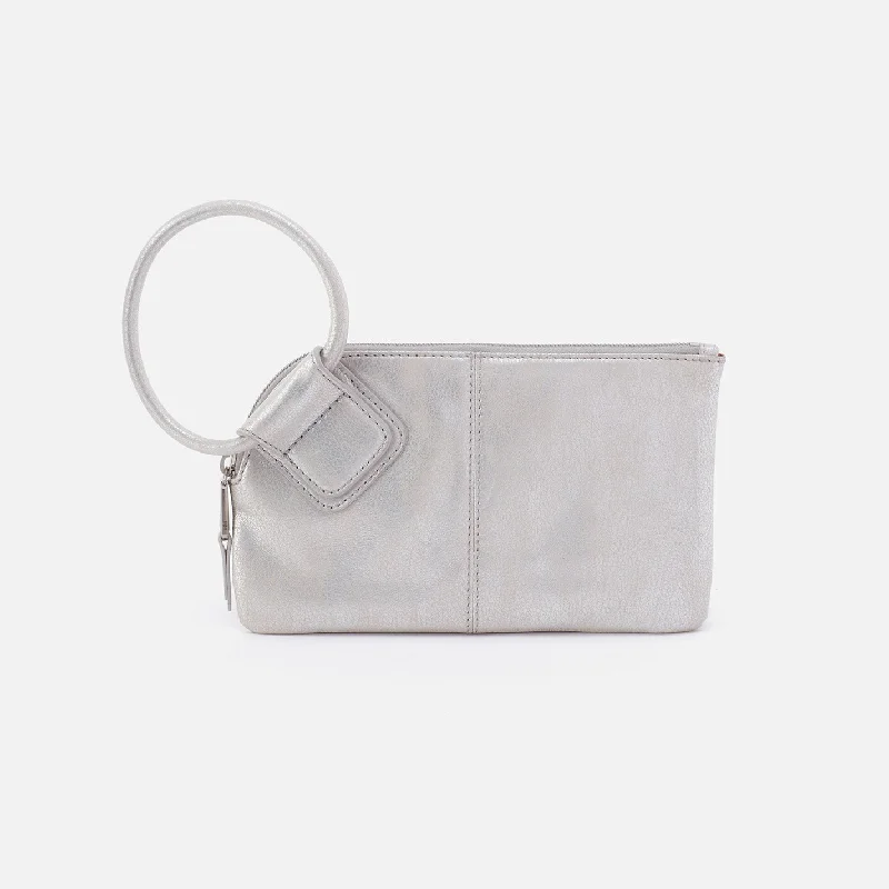 Sable Wristlet In Metallic Leather - Silver